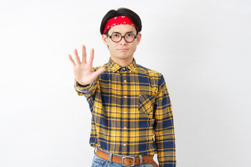 Fototapeta premium アキバ系の男性 禁止のジェスチャー 白背景