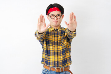 アキバ系の男性　禁止のジェスチャー　白背景