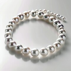 Obraz premium Pearl necklace with soft curve on white background