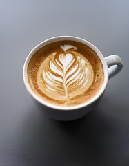 芸術的なラテアートと洗練のカップ、マットな淡色背景が映す穏やかで美しいひととき

