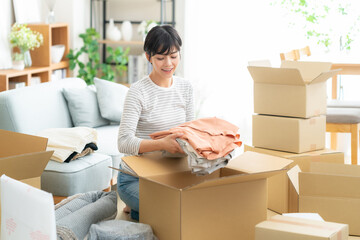 引越しをする若い女性