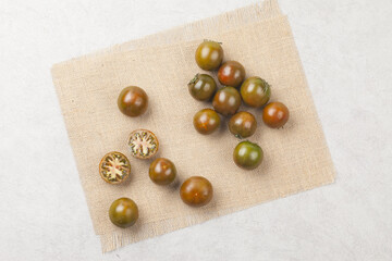  Tomato is an annual plant of the nightshade family. It grows to a height of 1 to 1.5 meters and has opposite, pinnately compound leaves.