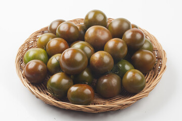  Tomato is an annual plant of the nightshade family. It grows to a height of 1 to 1.5 meters and has opposite, pinnately compound leaves.