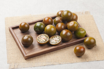  Tomato is an annual plant of the nightshade family. It grows to a height of 1 to 1.5 meters and has opposite, pinnately compound leaves.