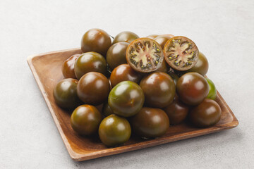  Tomato is an annual plant of the nightshade family. It grows to a height of 1 to 1.5 meters and has opposite, pinnately compound leaves.