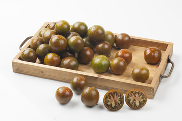  Tomato is an annual plant of the nightshade family. It grows to a height of 1 to 1.5 meters and has opposite, pinnately compound leaves.