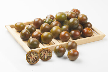  Tomato is an annual plant of the nightshade family. It grows to a height of 1 to 1.5 meters and has opposite, pinnately compound leaves.