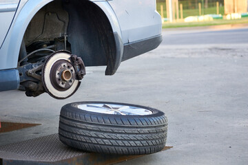 Service for the repair of a car wheels.Changing seasonal tires