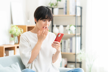 スマホを見る若い女性