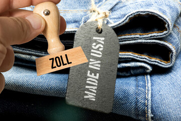 Eine Jeanshose mit dem Schild Made in USA und Stempel Zoll