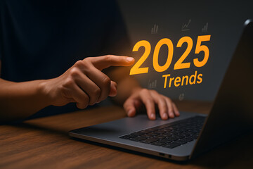 Zukunftstrends 2025 – Businessmann analysiert digitale Innovationen am Laptop
