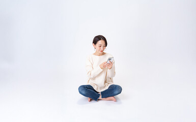 Fototapeta premium 携帯を持つ女性