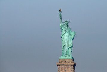 Obraz premium La Estatua de la Libertad, La Libertad Iluminando al Mundo, Estados Unidos. La famosa estatua neoyorquina situada en la isla Ellis.