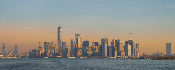 Skyline de la ciudad de Nueva York al amanecer, EE. UU. Fotografía de los rascacielos del distrito financiero al sur de la isla de Manhattan desde Staten Island.