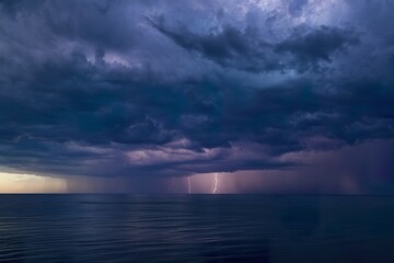 Obraz premium a dark sky with heavy clouds converging and a violent storm before the rain