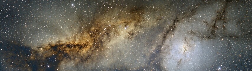 Obraz premium A large celestial star radiating brightly in the night sky with distant cosmic background