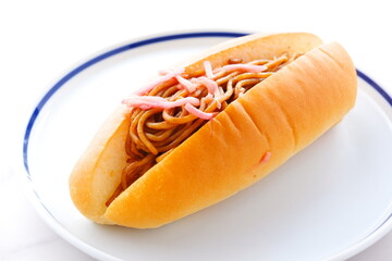 昔なつかしいソース味の焼きそばパン
