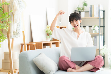リビングでパソコンを使う若い女性