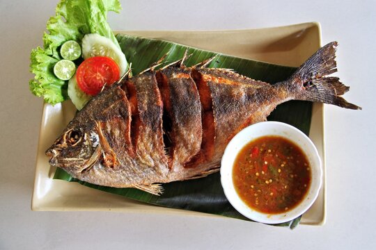 Fried baronang fish served with spicy seafood sambal. A crispy, savory Indonesian seafood dish with bold flavors and a perfect balance of heat and crispiness.
