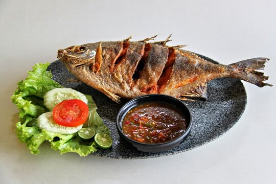 Fried baronang fish served with spicy seafood sambal. A crispy, savory Indonesian seafood dish with bold flavors and a perfect balance of heat and crispiness.