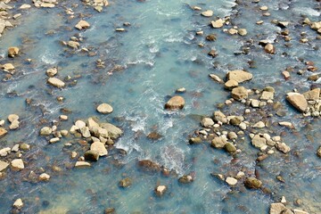 河原に転がる石