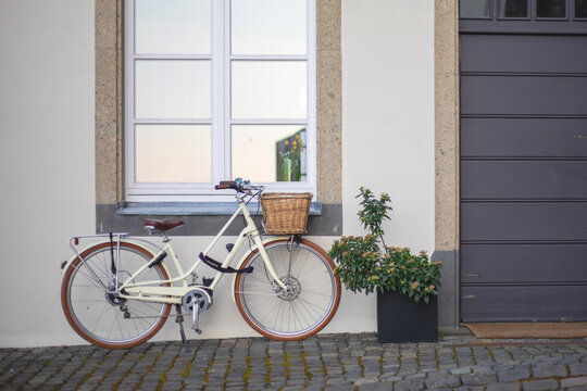 Fahrrad mit Korb vor einem Altbau 