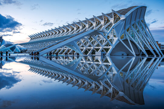 Blaue Stunde Spiegelung Museum in Valencia Spanien