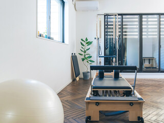 ピラティスマシンの置かれたトレーニングジム