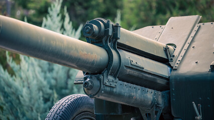 old weapon is an artillery cannon in the war in Ukraine Without soldiers