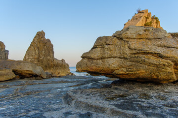 海岸の巨大な岩と夕暮れの空
