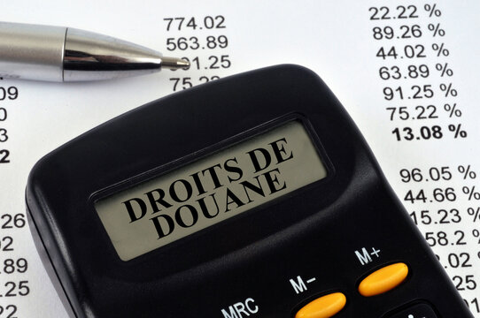 Concept de droits de douane avec une calculatrice et un listing de chiffres