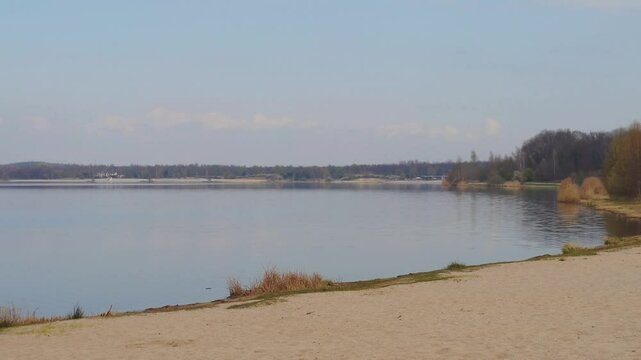 Blick auf den entfernten Nordstrand vom Cospudener See bei Leipzig 