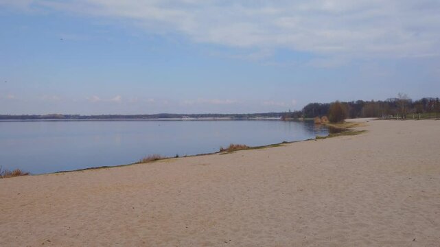 Blick auf den entfernten Nordstrand vom Cospudener See bei Leipzig 