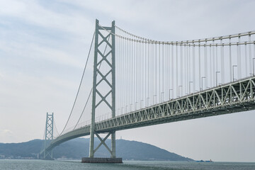 舞子公園から見る明石海峡大橋と淡路島