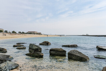 波静かな人工ビーチであるアジュール舞子