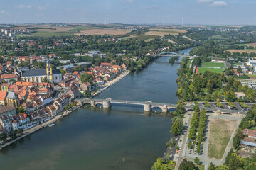 Die unterfränkische Kreisstadt Kitzingen im Main-Dreieck aus der Vogelperspektive