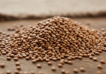 Obraz premium A beautifully lit macro shot showcases a pile of fresh quinoa seeds, ready to be cooked.