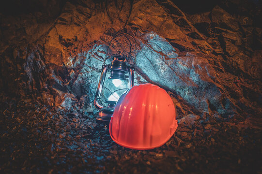 Bauhelm und Grubenlampe 2