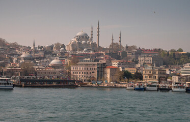 Fototapeta premium Historic Istanbul cityscape with mosques and waterfront on a clear day.