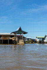Obraz premium In Brunei, there is a village of floating houses called Kampong Ayer.