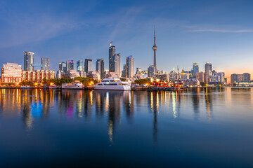 Obraz premium Toronto, Ontario, Canada Downtown City Skyline on lake Ontario