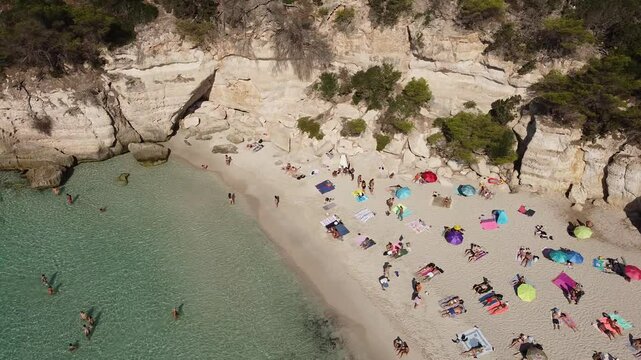 Piękna plaża zatoka Cala Mitjana - Minorka - Hiszpania nagrana dronem