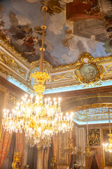 Obraz premium A beautifully decorated room with a stunning chandelier and ceiling painting