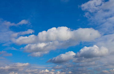 Błękitne niebo z chmurami, obłokami. Blue sky with clouds.	