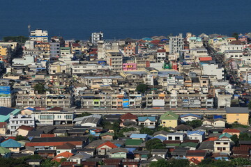 Obraz premium The colors of buildings and buildings are lined with Hua Hin Sea in the background when viewed from the viewpoint of Hin Lek Fai Mountain, Prachuap Kiri Khan. Thailand 