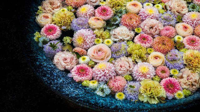 美しい花手水　色とりどりの花