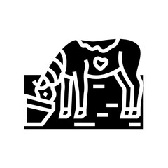 feeding horse breeding glyph icon vector illustration