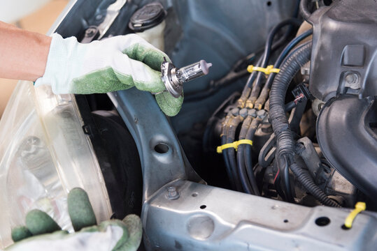 The man replace car headlight bulb 