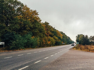 Naklejka premium Road with a car on it and trees in the background