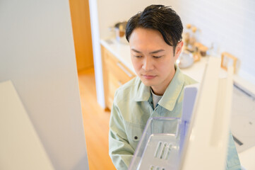 冷蔵庫を点検する日本人男性